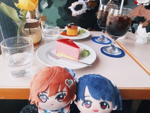 友人カップルとお茶をしました。
みんなかわいいお洋服だね。

🤍🌹🍰🍮☕️🍒❣️🤍

(美琴さんと小糸ちゃんは同じ事務所のアイドル仲間です。カップルではないよ)
