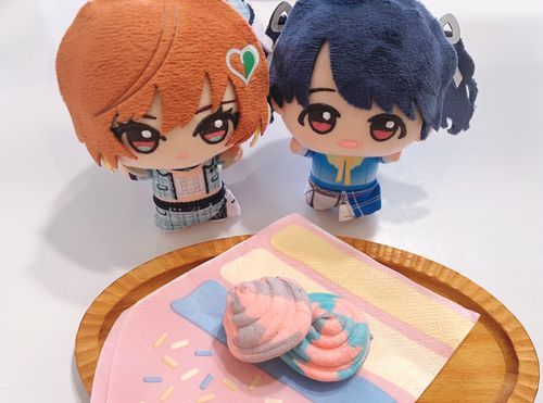 ユニコーンカラーのマシュマロだそうです。
とても鮮やかな色味だね。

🦄🩵💜💗💩💗💜🩵🦄

(小糸ちゃん「ぴ、ぴえ……😰」)
(美琴さんは甘いものを基本的に口にしないため、小糸ちゃんは形がNGなため、にんげんが完食)
