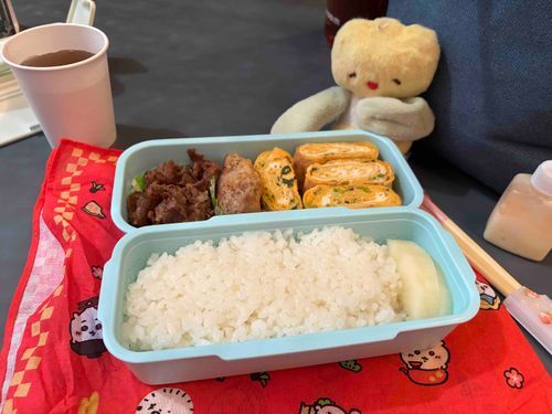 お弁当を作り忘れてたんだけど、久しぶりに母が作ってくれていて、2人でほっこり
でも職場には来ちゃだめだよ