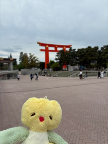 デカイ鳥居を見て驚きを隠せないチューリップ
