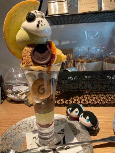 パフェ！デッカいな！