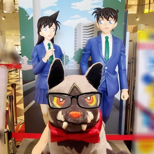 相棒とコナンランド行ってきたぜ！　今日が最終日だってのに、ずいぶんとにぎわってたな。

前に相棒の友だちの結婚式におよばれした時の手づくり蝶ネクタイ、また着けられちまった……が、眼鏡はちょうどいいのがなかったらしく、またアイビスで合成したんだってよ