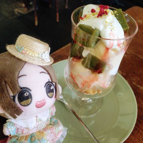 昨日は先生とカフェに行ってきました！
ケーキを食べようねって言っていたのに、2人してついついパフェに目移りしてしまって💦
抹茶のテリーヌが濃厚で、すごくすごーーくおいしかったですわ♥