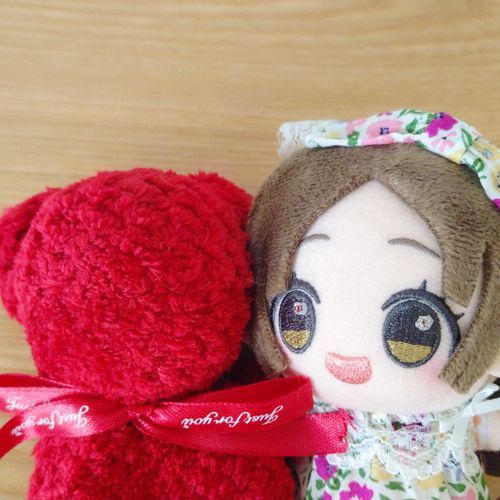 真っ赤なくまさん！
わたくしと同じくらい大きいんですの！とってもかわいいですわ♥