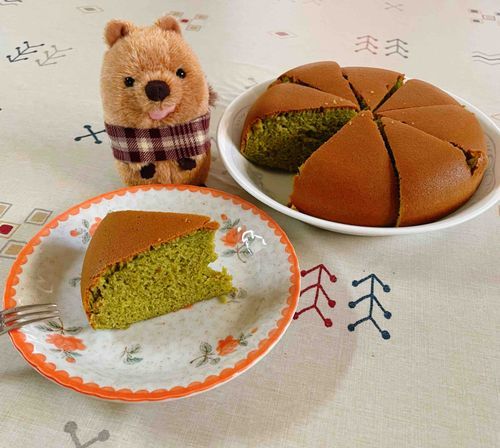 主がすいはんきとやらでまっちゃケーキを作ってくれたの。
きれいな色でとってもおいしそう！