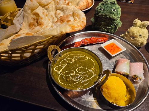 おっきいナン！ほうれん草カレーは作るのが大変だから店で食べるとオトクなんだって！