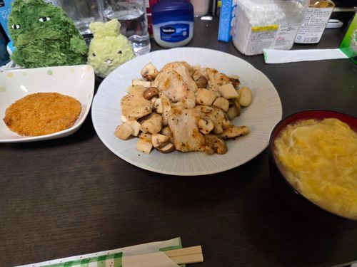 鶏胸ときのこの塩炒め！あと鶏白湯スープに惣菜のコロッケだって！豪華！