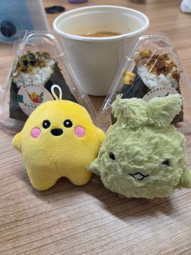 豚汁とおかかチーズと青菜じゃこおにぎり！金曜日のたのしみなんだ🎶