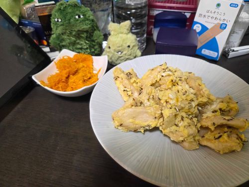 クミン鶏たまとにんじんしりしり！鶏むね肉は安いからたすかるね〜