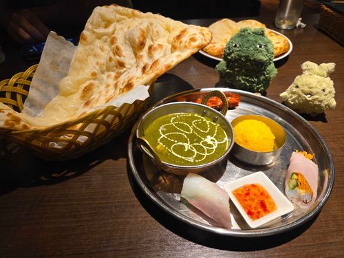 でっかいナンとほうれん草エビカレー！