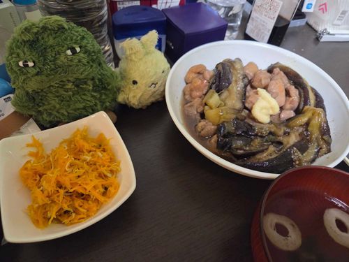 うめしらすにんじんとなすととりももをにたやつー！しんぷるなおあじ！