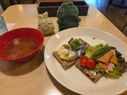 すもーぶろーっていうおーぷんさんどいっちなんだって！！にしんがおいしい！！