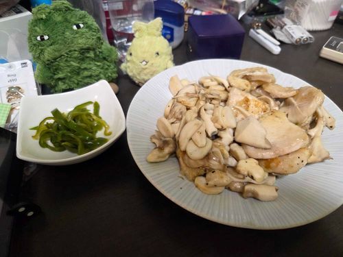 ぴーまんのさかむしときのこととりむねのしおいため！！
きのこはやすいね！
ぴーまんのなかにむしがいて味ポン酢さんがおこってたよ🥲