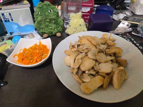 かぞくにはふひょうだけど、とりむねときのこのしおいためはやすあがりだからつくるんだ…って味ポン酢さんがいってる！