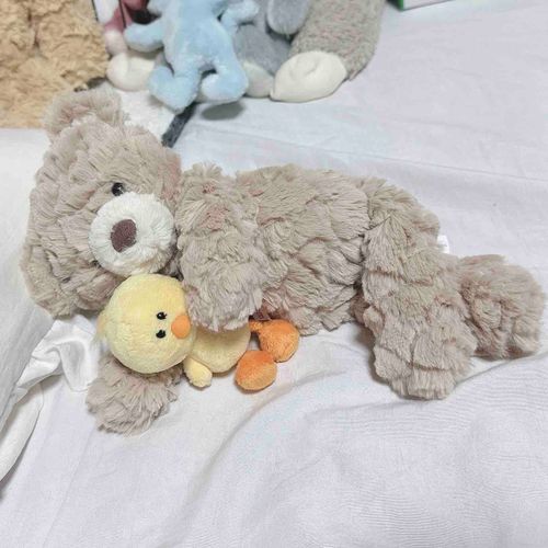 くまちゃんにだっこされるぴよ🐣