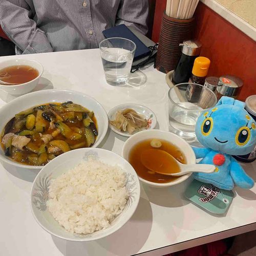 ナスごはん！ とっても美味しかった
お店の人に かわいいね って褒められたね
マナフィ うれしいね