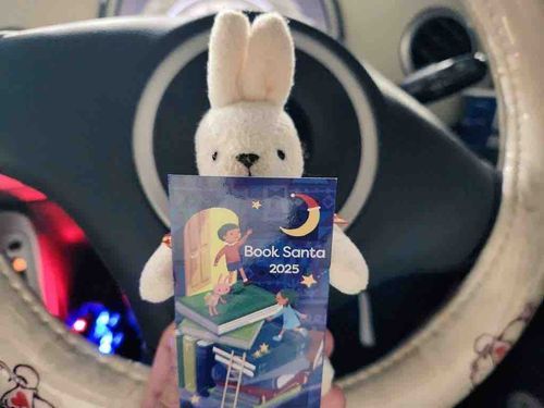 人間といっしょにほんやさんにいって、ブックサンタになってきたよ！わたしがえらんだうらないのほん、よろこんでもらえるといいなあ！