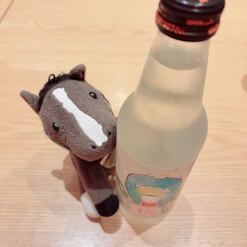 おかあさんと、ちいさいひとと、おかあさんのいもうとと、おかあさんのおとうさん(ぼくのおじいちゃん？)と
おしょくじに　いってきたよ！

おかあさんは　おさけがのめないから　うめさいだーを　のんでいたよ！

ちゃんとうめっぽくておいしーって　いっていた！

たべるのにむちゅうで　ごちそうのしゃしん　とりわすれたみたい……

おかあさん、どじだなぁ