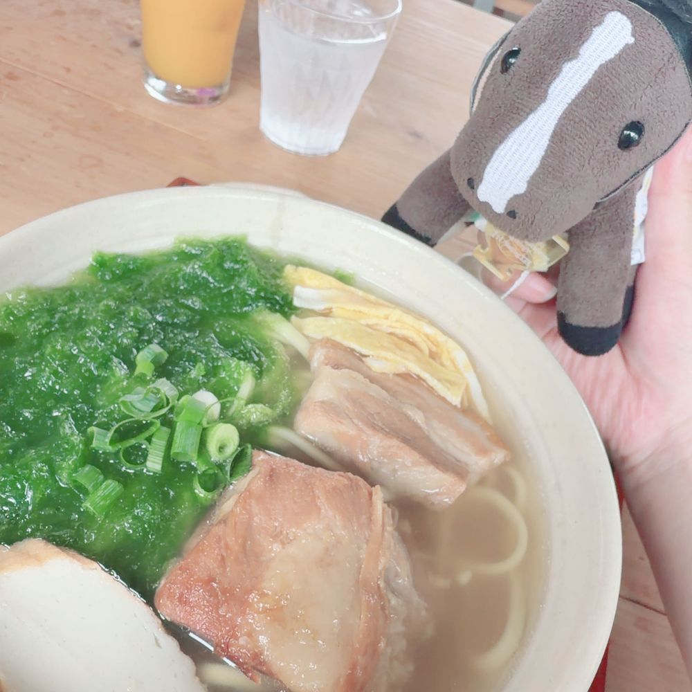 あさごはんは　ばいきんぐ！
おかあさん　あさから　いっぱいたべていたよ！

おひるは　あーさそばをたべて〜
てんねんせきの　ぶれすれっと　つくった！
きらきら　きれいだった〜