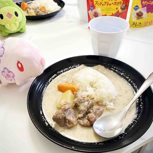 先週お友達Aのおうちにお邪魔してカレーを振舞ってもらいました🍛映り込んでるダブランはお友達Bの手持ちちゃん🤭
