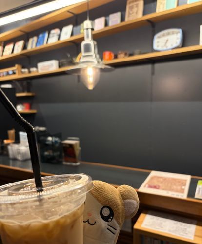 無人コーヒー屋さんがあったのだ！
ぼくはまだ子ども舌だから飲めないけど、おうちの人が美味しそうに飲んでたのだ！
