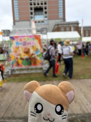 この前ご当地キャラカーニバルに行ってきたのだ！
チーバくんはお休みだったけど、くまモンとかびわ湖とかいて大にぎわいだったのだ！