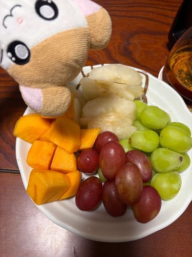 キャンペーンに応募したら秋の果物ギフトでメロンとぶどうとかきが当たったのだ！
冷蔵庫には梨とマスカットがあるからまずはそれをたいらげるのだ！