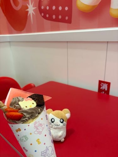 この前初めてピウロランドってところに行ったのだ！コロコロクリリンとかマフィンとかぼくに似たおともだちがたくさんいたのだ。