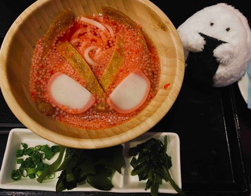 仮面ﾗｲﾀﾞｰｷﾞｰﾂのうどんだっテ
耳部分が油揚げのきつねうどん