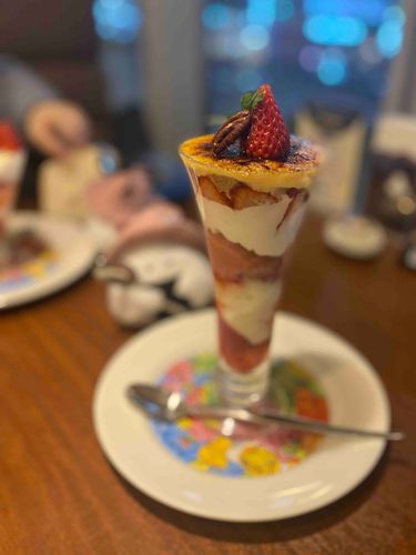 ロイヤルホストのいちごのクリームブリュレパフェなんだけド
またボクがぼやけすぎル

おにぎりより