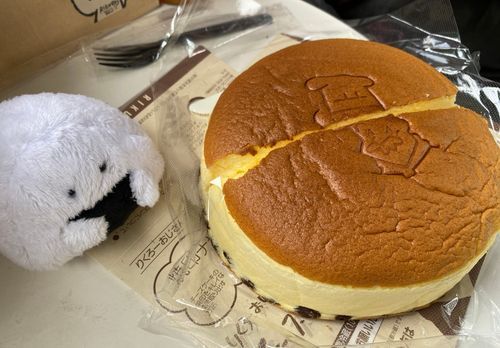 りくろーおじさんの焼き立てチーズケーキだｯﾃ

(切る前に撮るのを忘れてた)