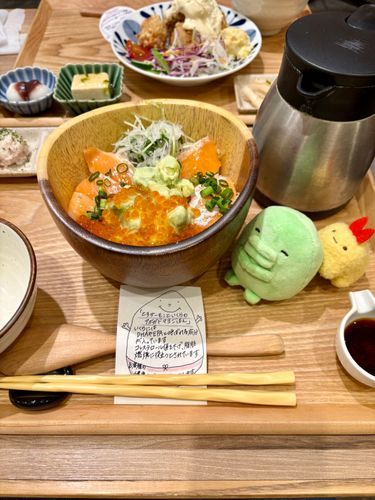 サーモンと いくらの どんぶり たべたよ😋
アボカドと とても あっていて おいしかったよ！