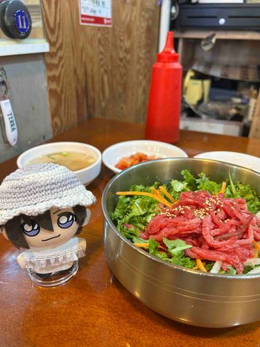 ユッケ丼ぬ〜！