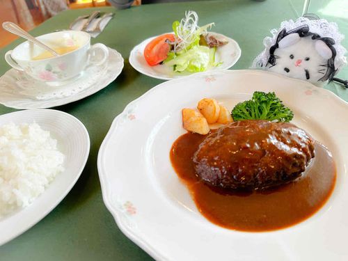 むかしから ある ようしょくやさん 🏠
はじめて いく した けど けんじつ な ようしょく で おいしい でした😋🍙🐭