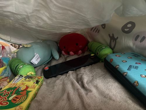 ひみつきちでひみつのだんしかい！たのしいな〜♪おね〜ちゃんちみつかったらおこられちゃう！