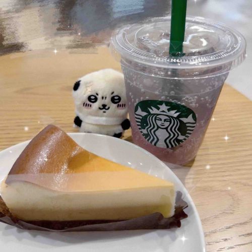 チーズケーキと · · · 一緒にいただく白桃ソーダ · · · · か · · ·
いいな · · · あまくてシュワシュワだッ · · · ·