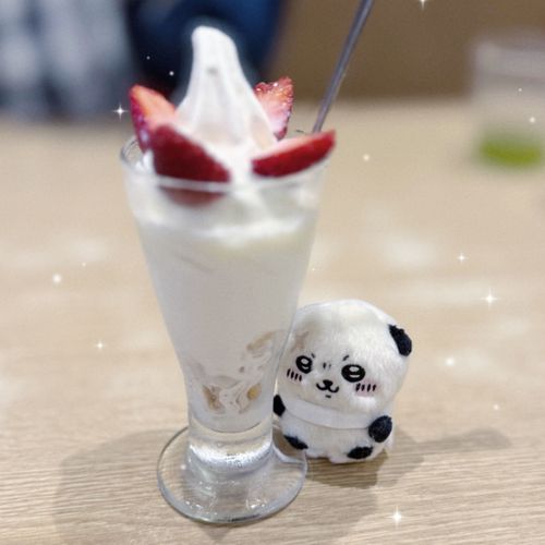 まくッ · · · （いちごパフェうまッッ）