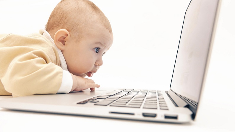 パソコン画面を見る赤ちゃん