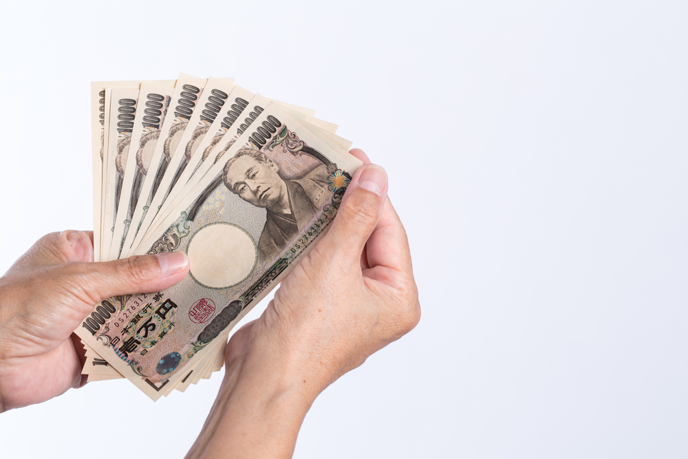 fx_専業_日本の紙幣を数える手