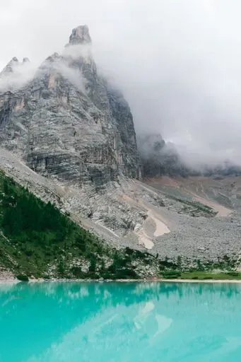 Lago di Sorapis in Cortina region of Dolomites