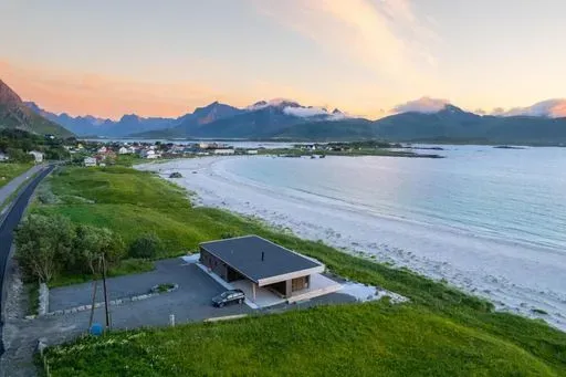 Beach House Rambergstranda in Moskenes region of Lofoten Islands