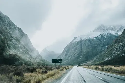 Milford Highway in Fiordlands region of New Zealand