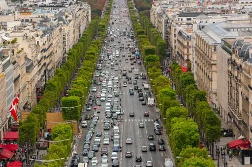 Champs-Élysées Walk in Paris region of Paris