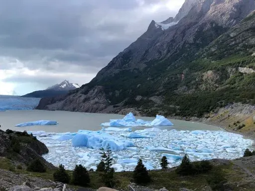 Paine Grande to Grey Trail preview image