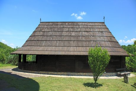 Црква брвнара Рођења Богородичиног