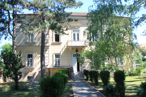 Епископски двор