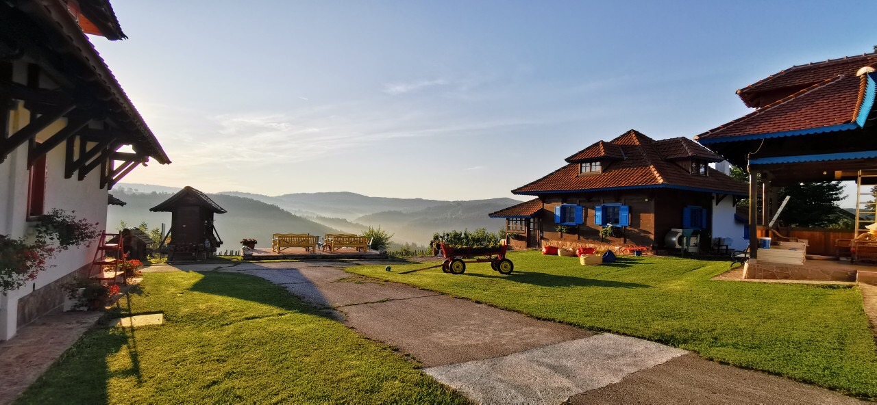 Етно село Рајски конаци