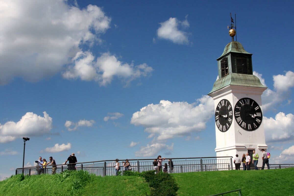 Кула са сатом