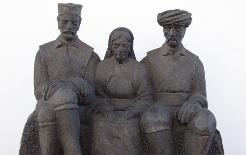 Скулптура мајка Ружица и синови Лука и Алија