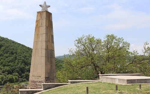 Спомен костурница погинулим партизанима